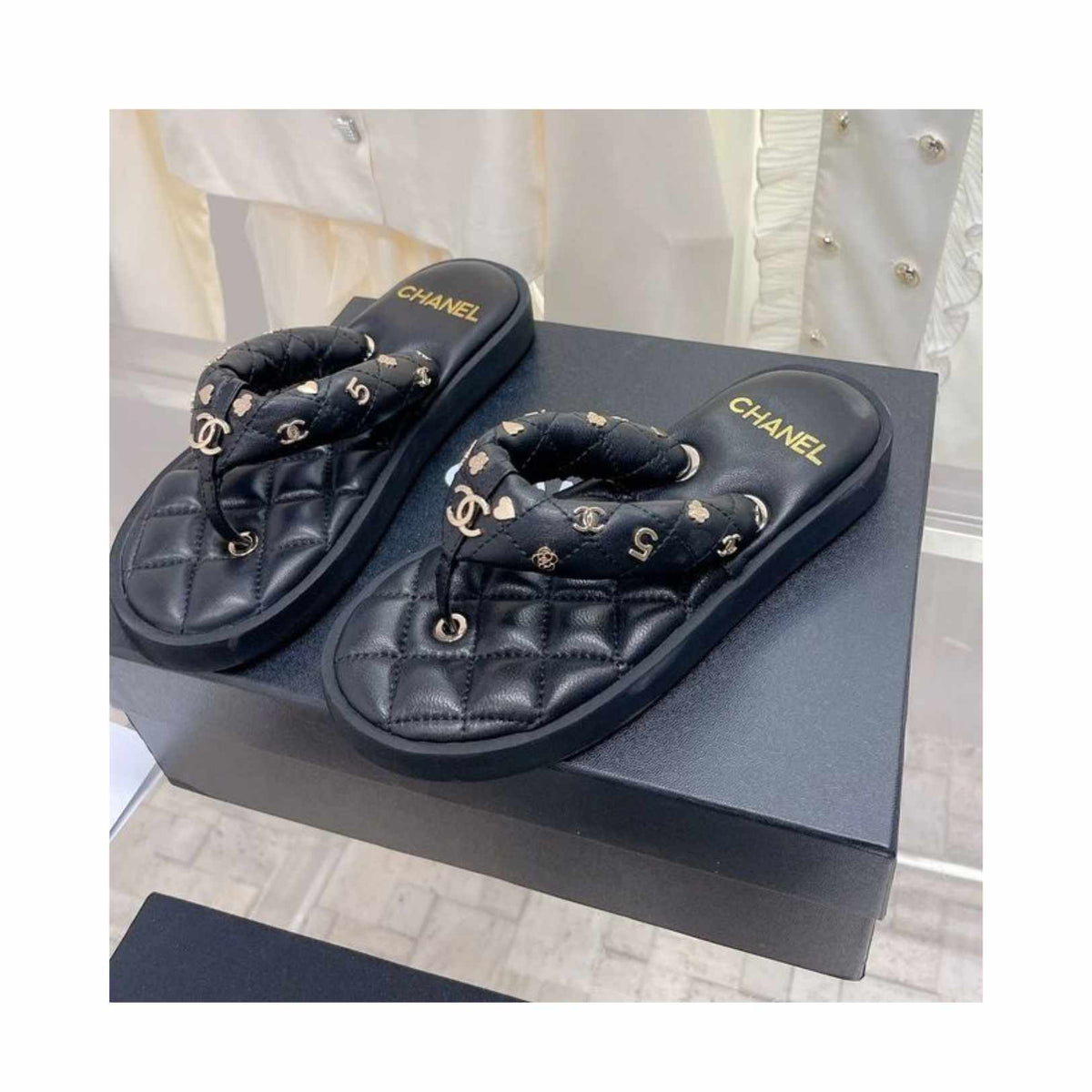 Charms Thong Sandals – black