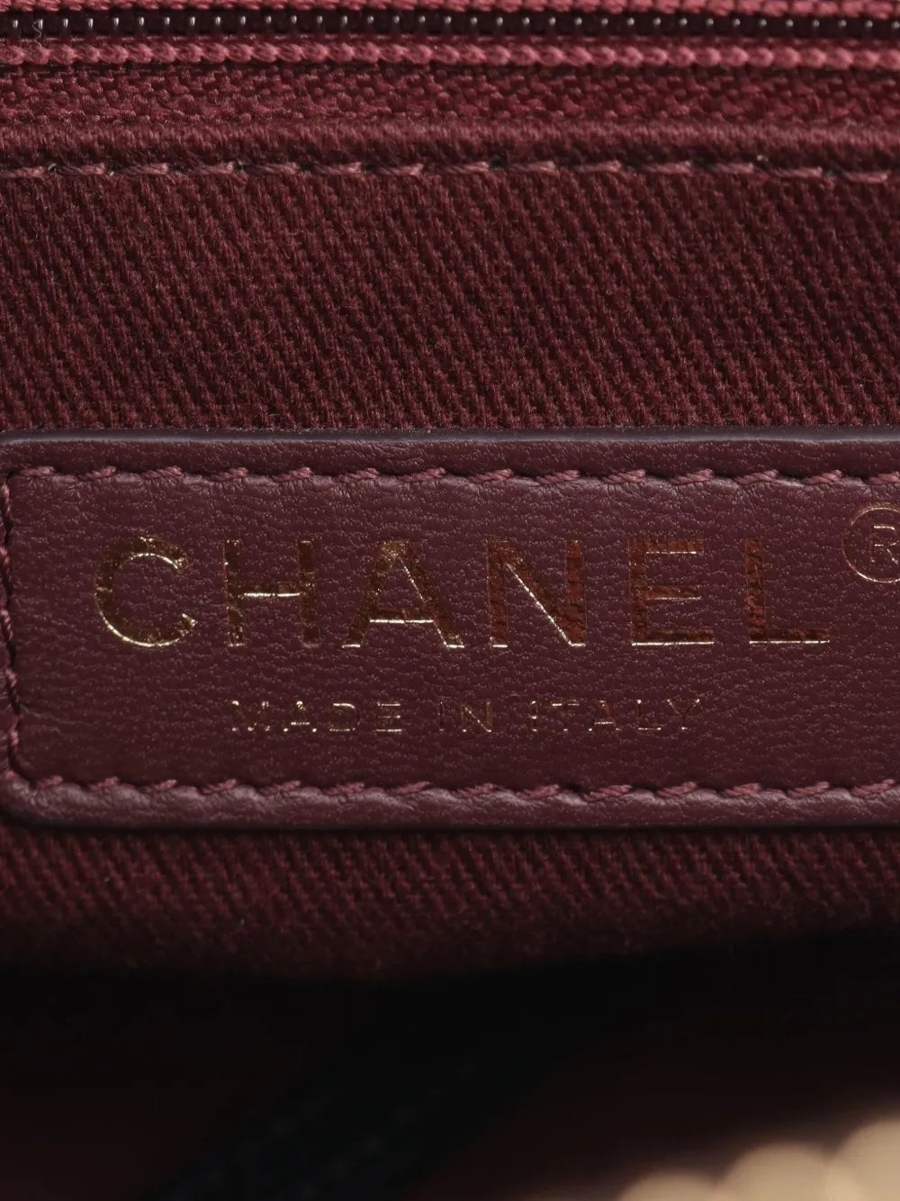 2018-2019 Chevron V-stitch chain shoulder bag