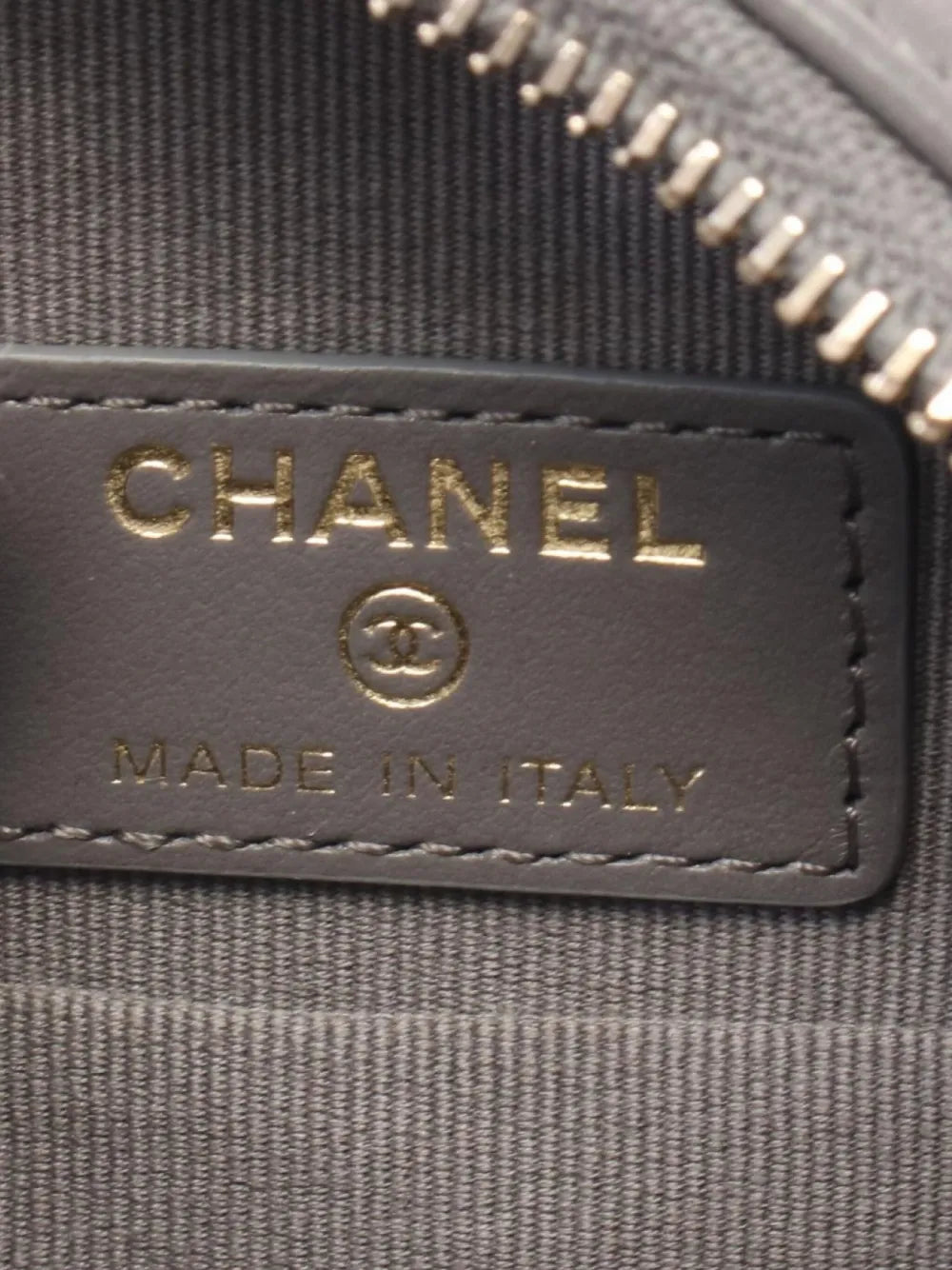 2021 Chanel 19 Round cross body bag