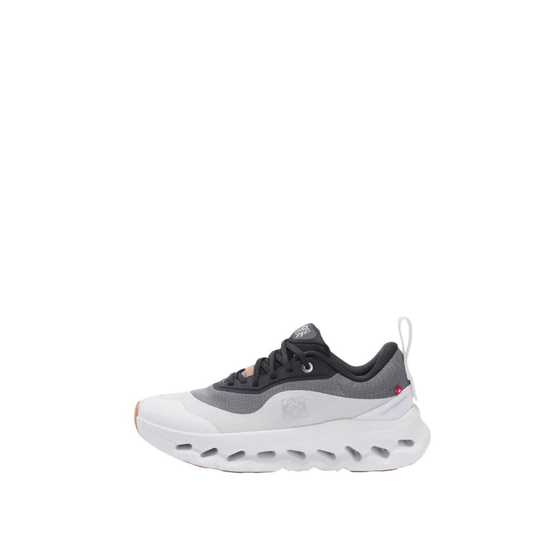 On Running x Loewe – Black & White