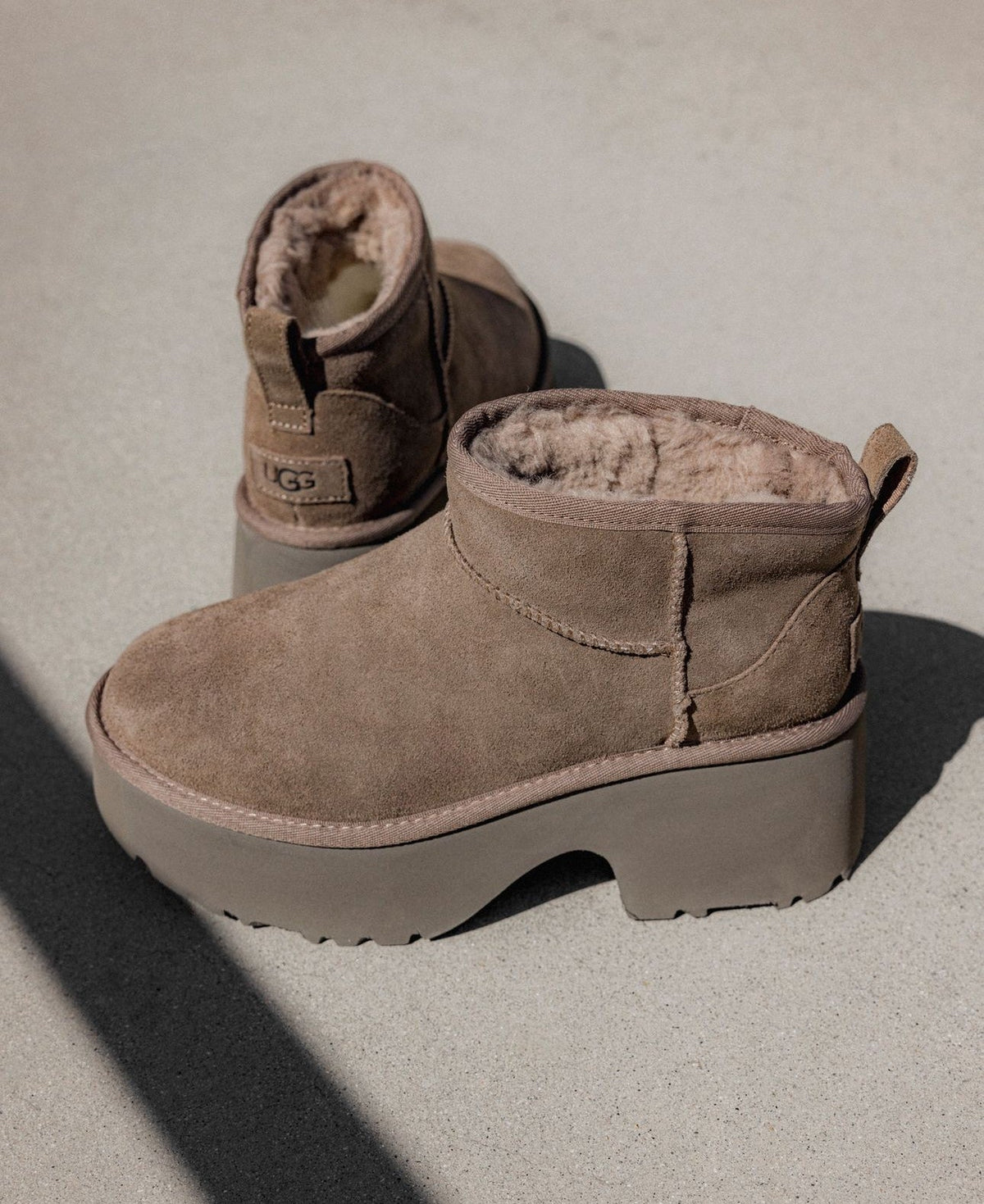 נעלי האג | מגפי האג פלטפורמה עקב UGG Women's Classic Ultra Mini New Heights Hickory